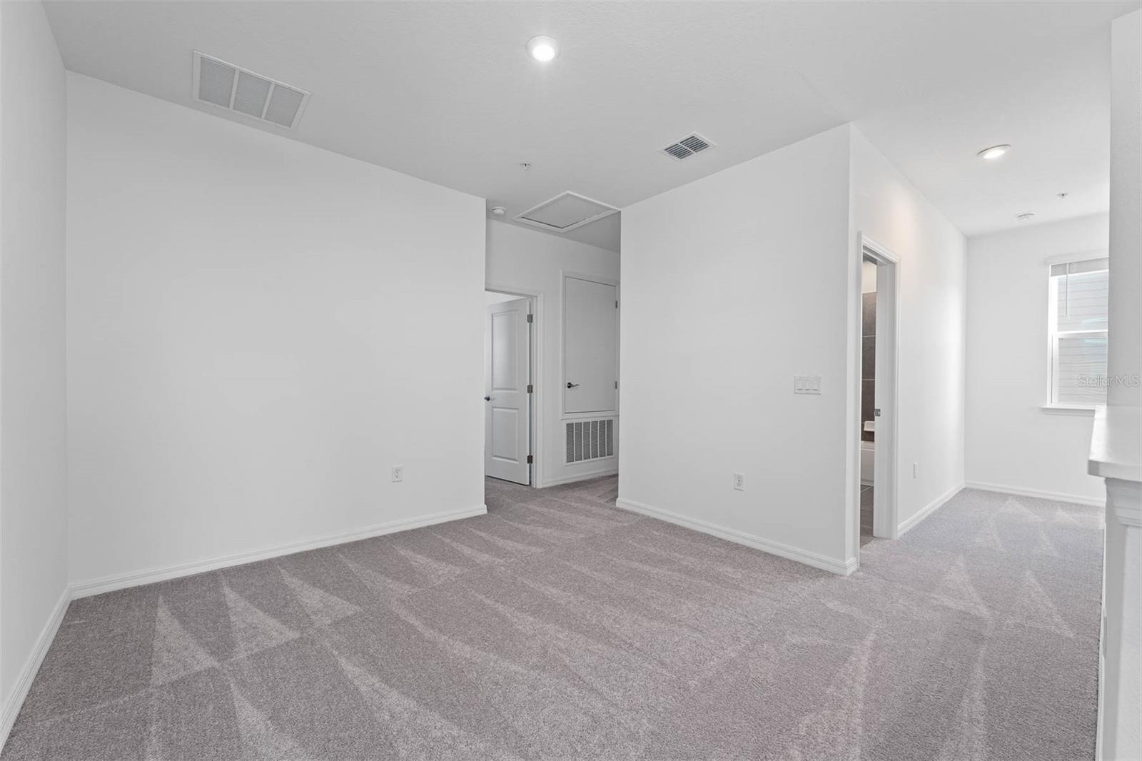 Listing photo id 29 for 558 Orient Avenue