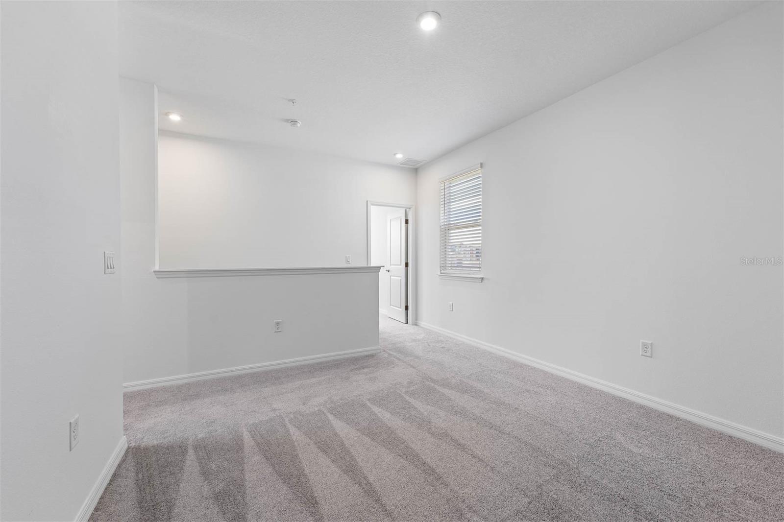Listing photo id 31 for 558 Orient Avenue