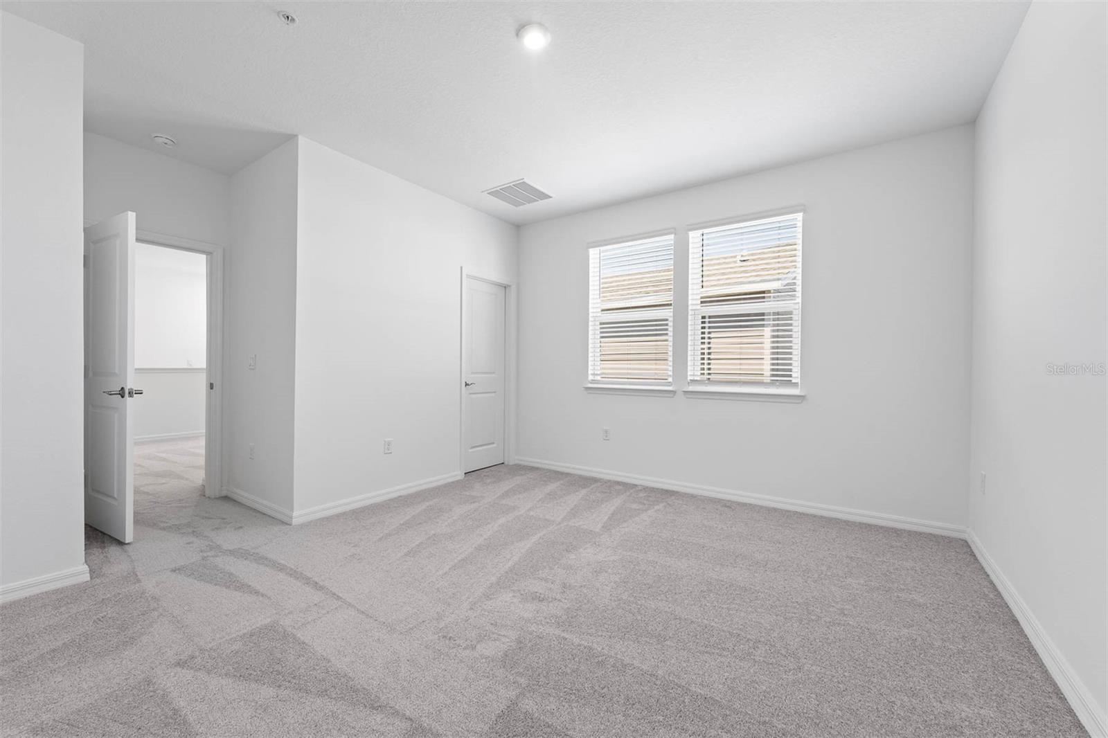 Listing photo id 33 for 558 Orient Avenue