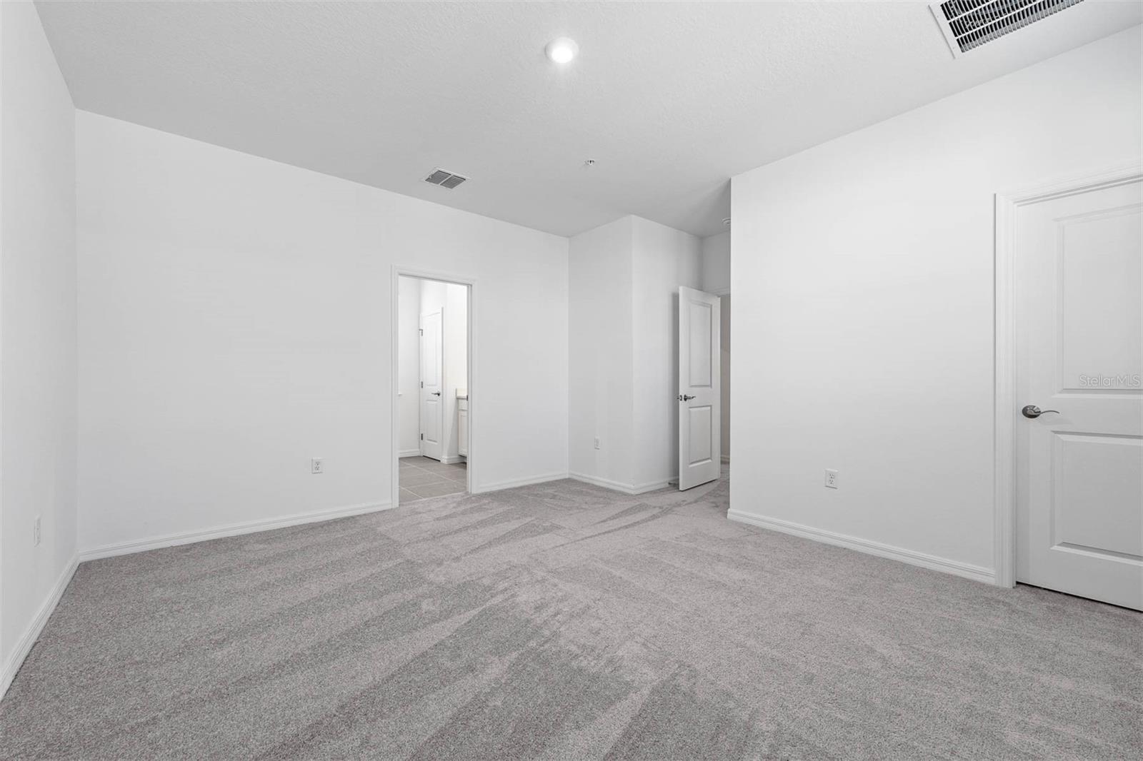 Listing photo id 34 for 558 Orient Avenue