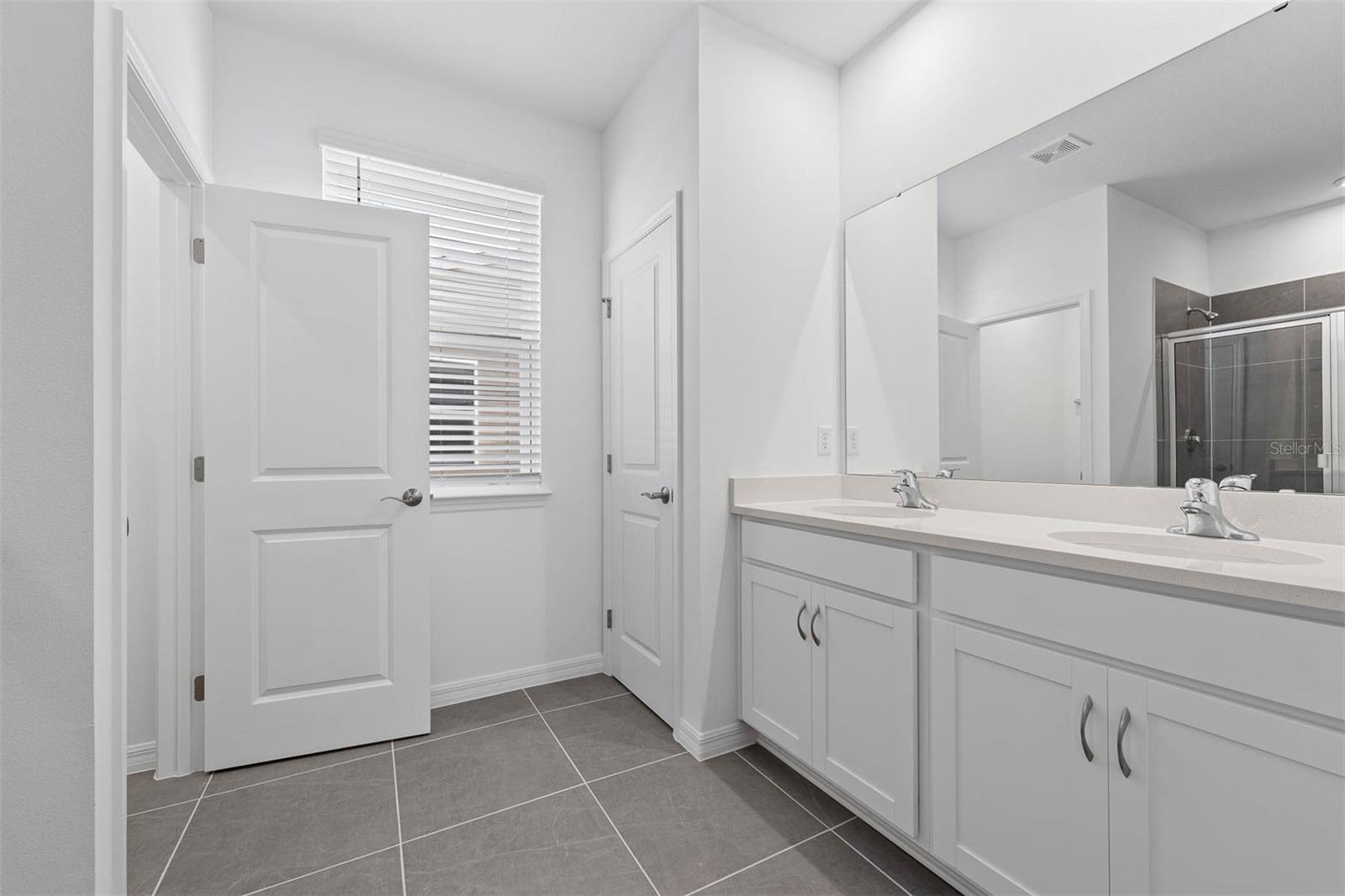 Listing photo id 35 for 558 Orient Avenue