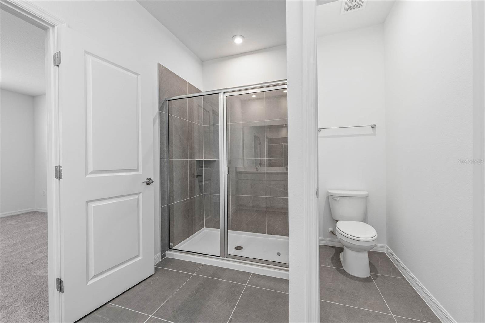 Listing photo id 36 for 558 Orient Avenue