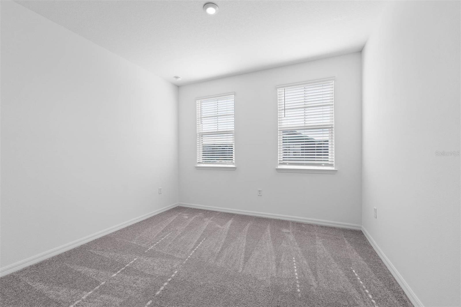 Listing photo id 38 for 558 Orient Avenue