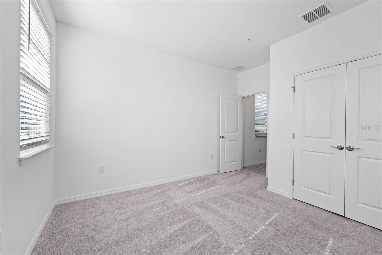 Listing photo id 40 for 558 Orient Avenue
