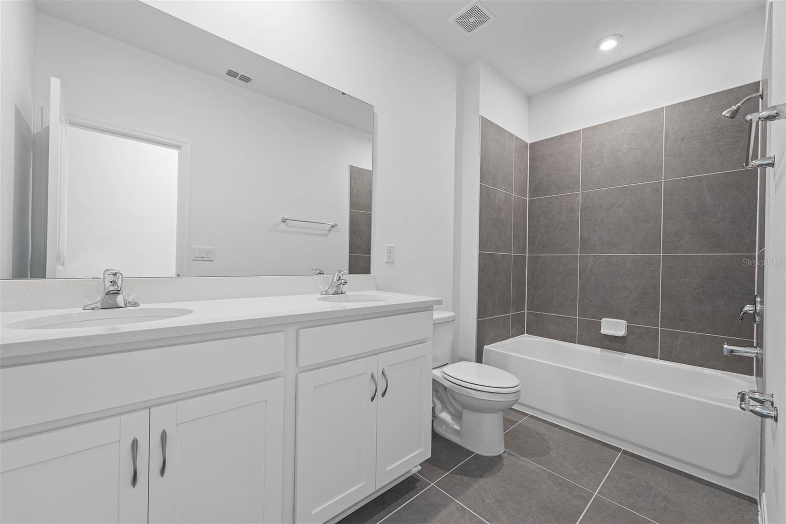 Listing photo id 41 for 558 Orient Avenue