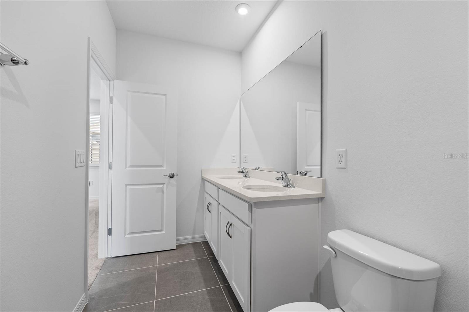 Listing photo id 42 for 558 Orient Avenue