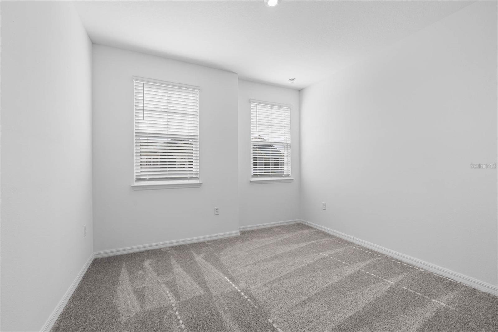 Listing photo id 43 for 558 Orient Avenue