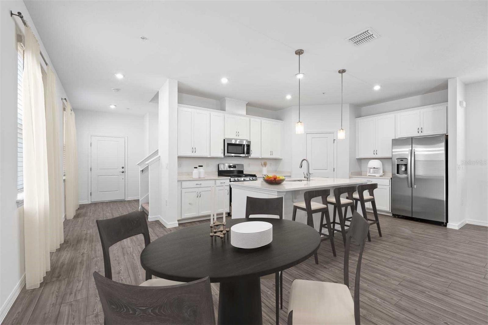Listing photo id 3 for 558 Orient Avenue