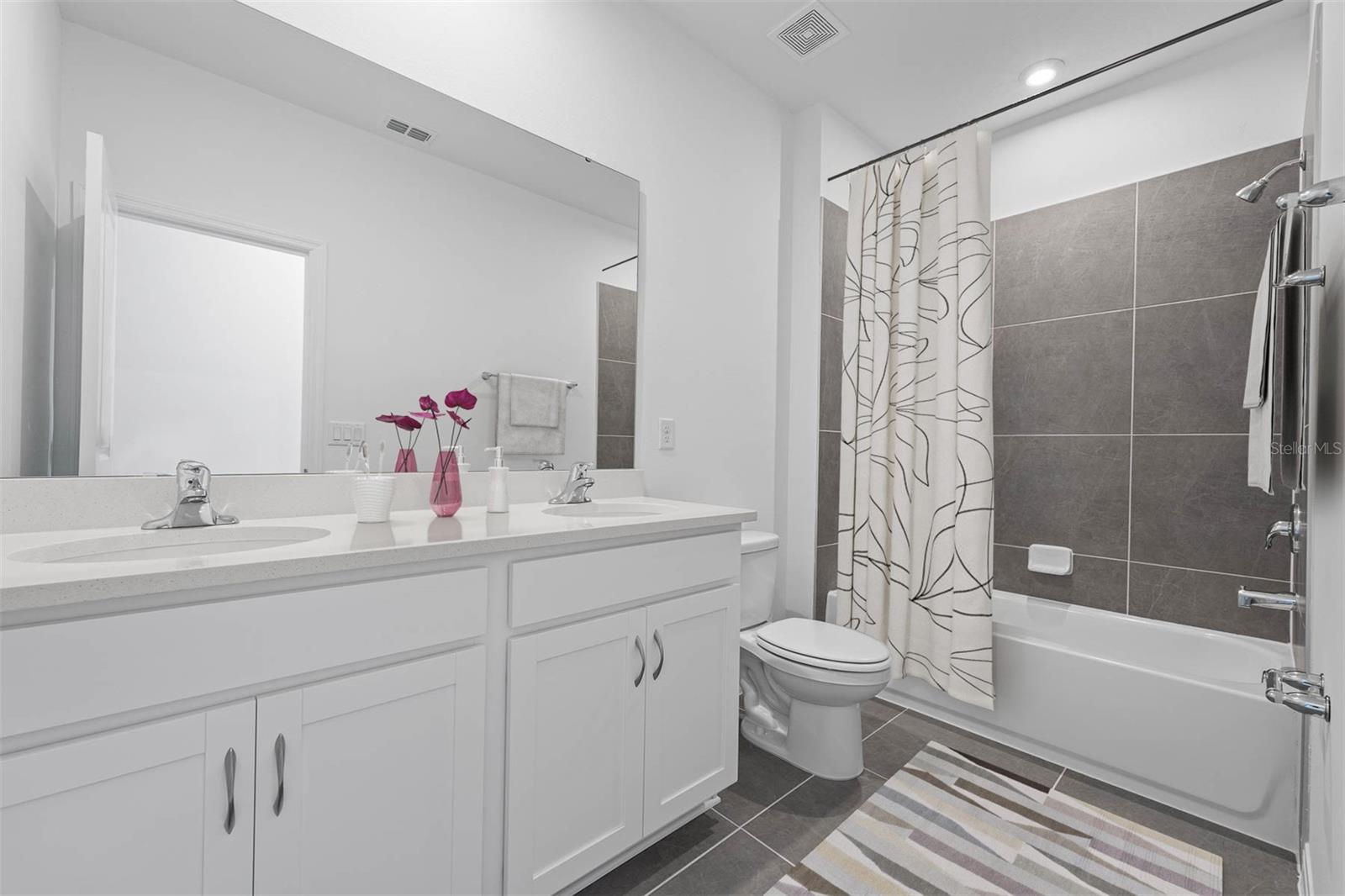 Listing photo id 6 for 558 Orient Avenue