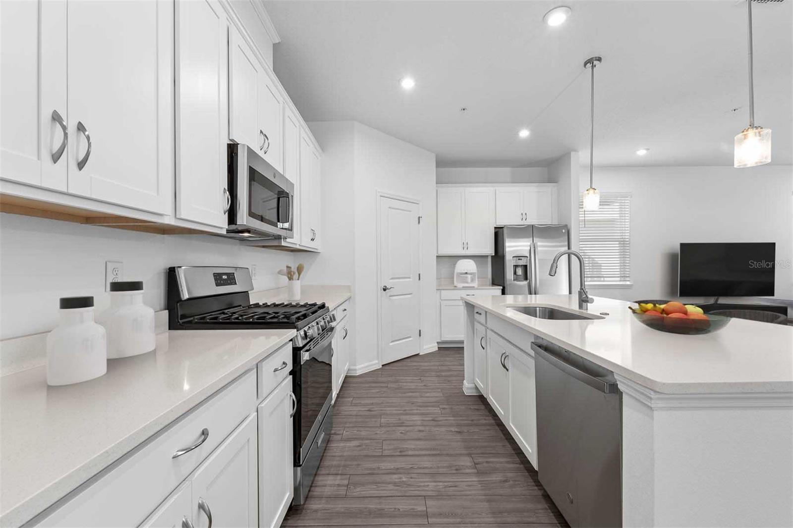 Listing photo id 7 for 558 Orient Avenue