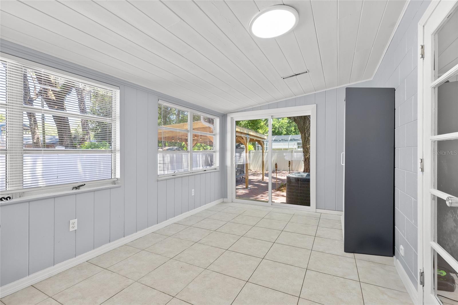 Image 19 of 28 For 2072 Grandview Avenue S