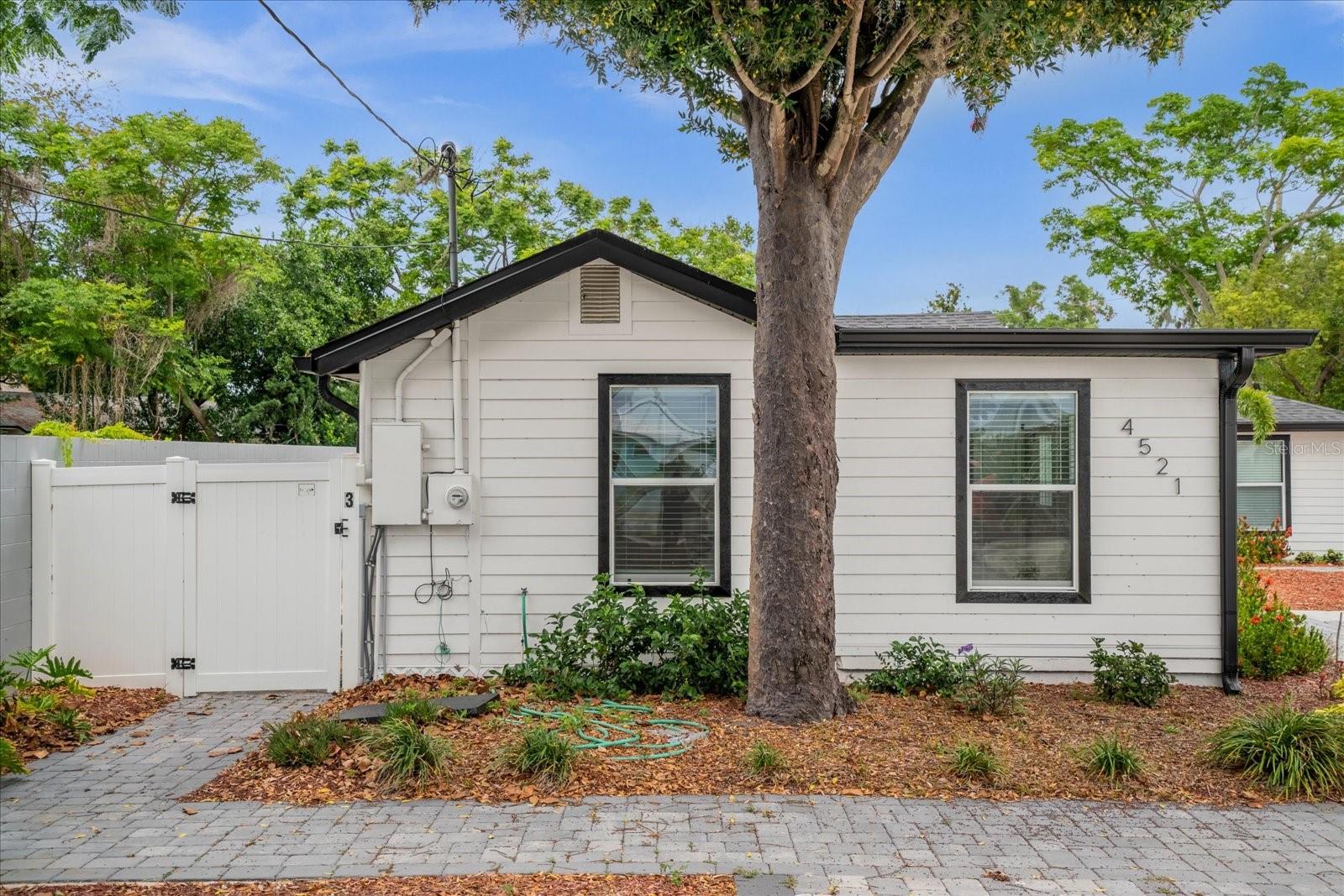 Image 3 of 18 For 4521 Edgewater Drive 3