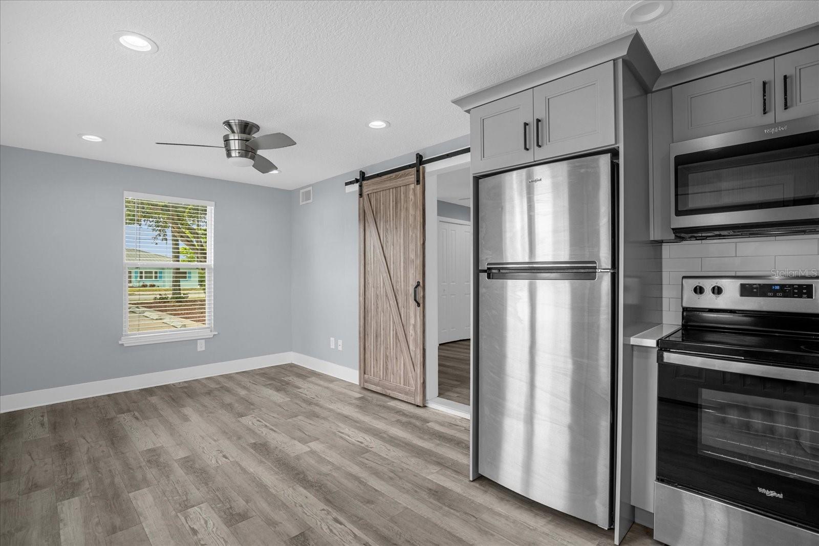 Image 7 of 18 For 4521 Edgewater Drive 3