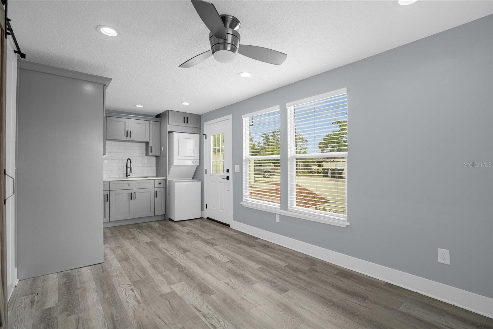 Image 8 of 18 For 4521 Edgewater Drive 3