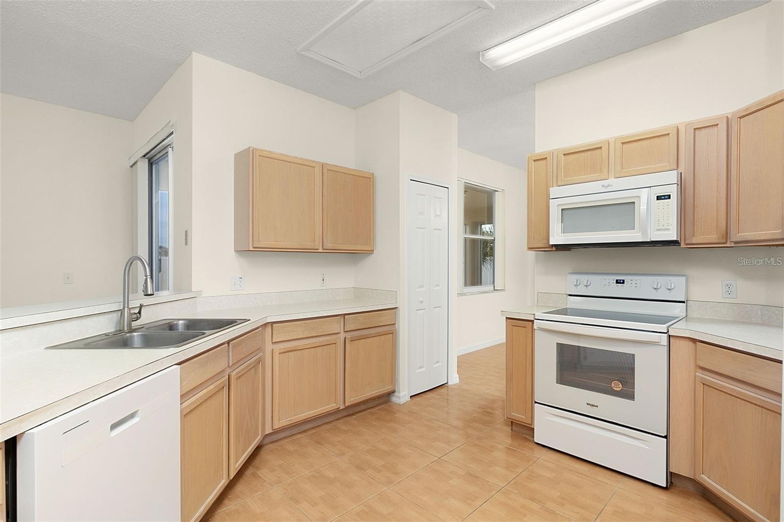 Image 11 of 49 For 411 Tamarind Parke Lane