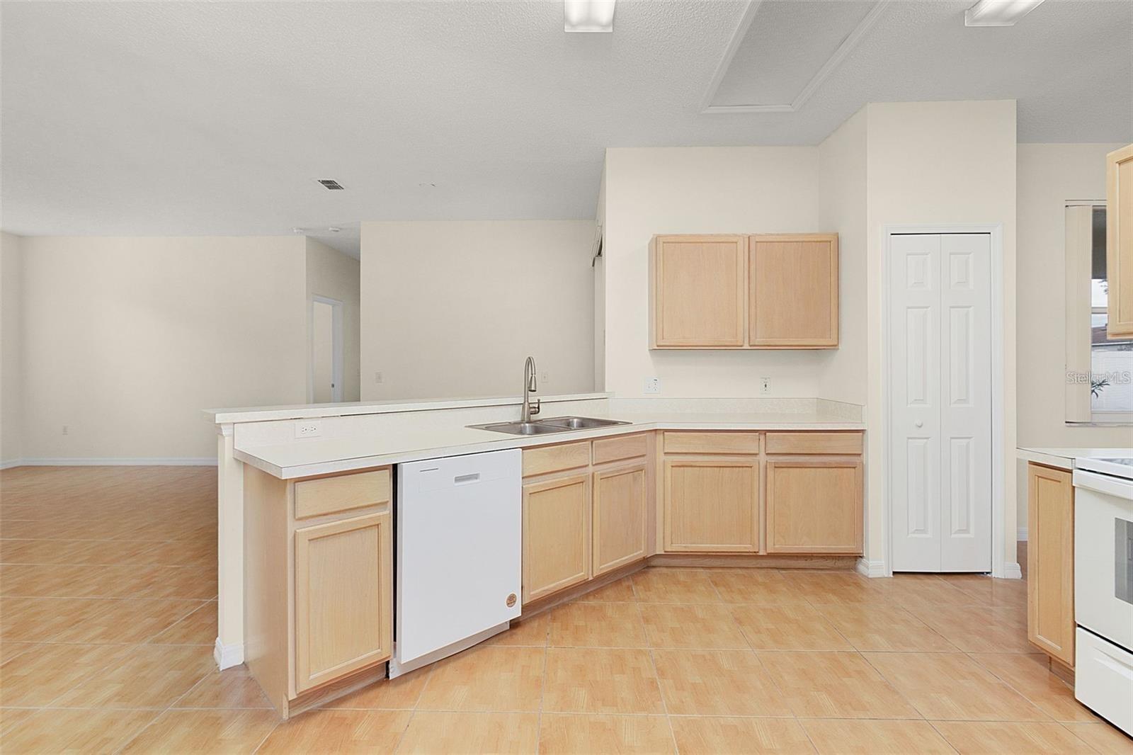 Image 14 of 49 For 411 Tamarind Parke Lane