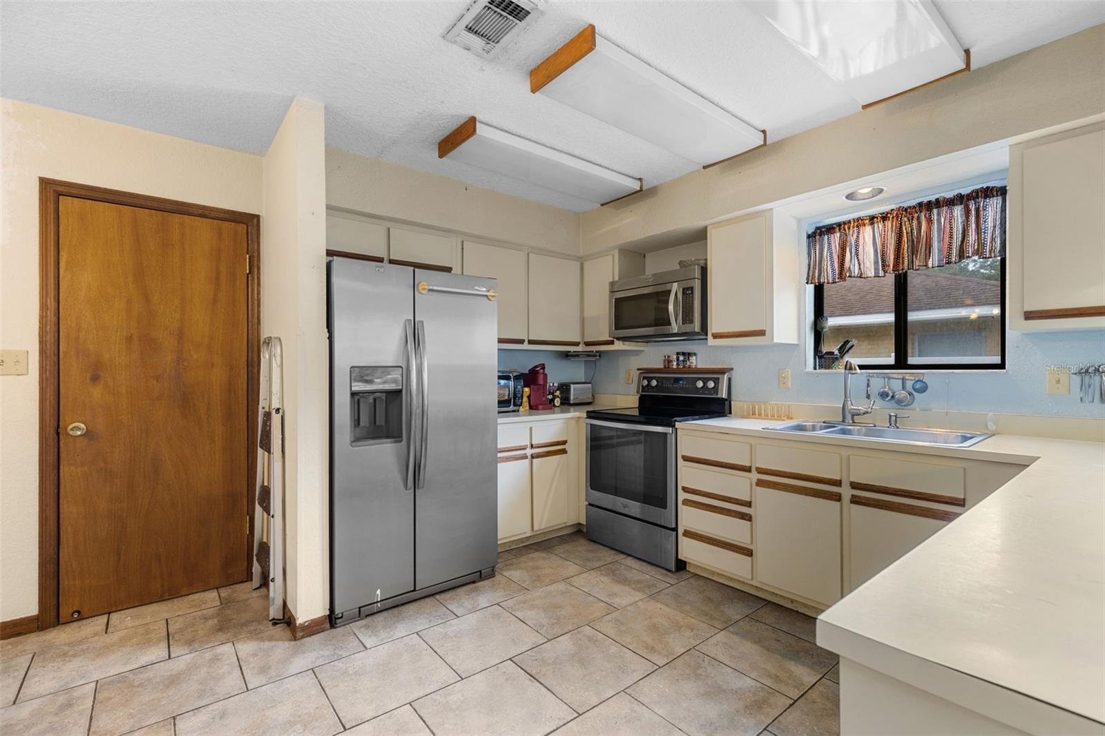 Image 11 of 42 For 27714 Lois Drive