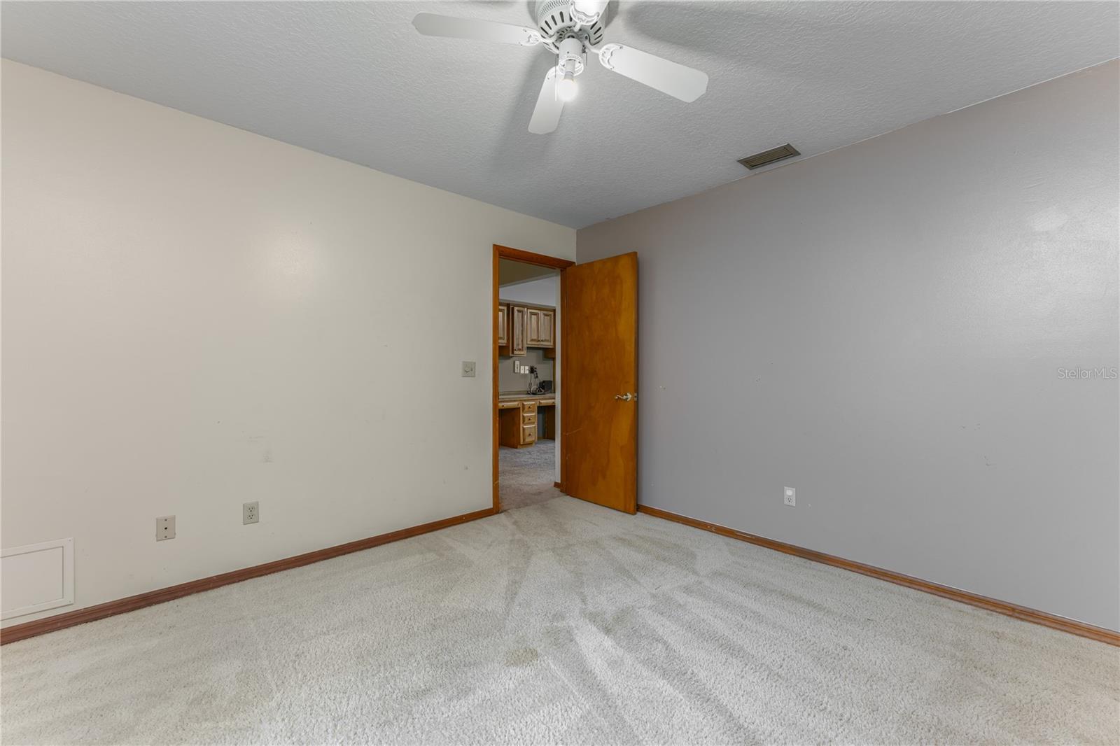 Image 14 of 33 For 985 Willow Run Lane