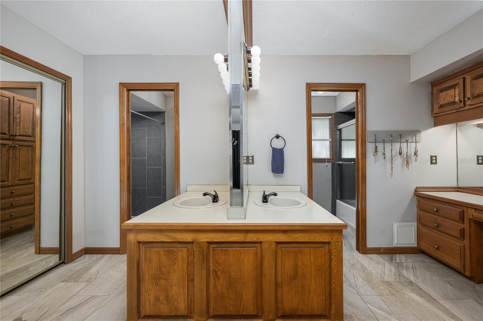 Image 22 of 33 For 985 Willow Run Lane