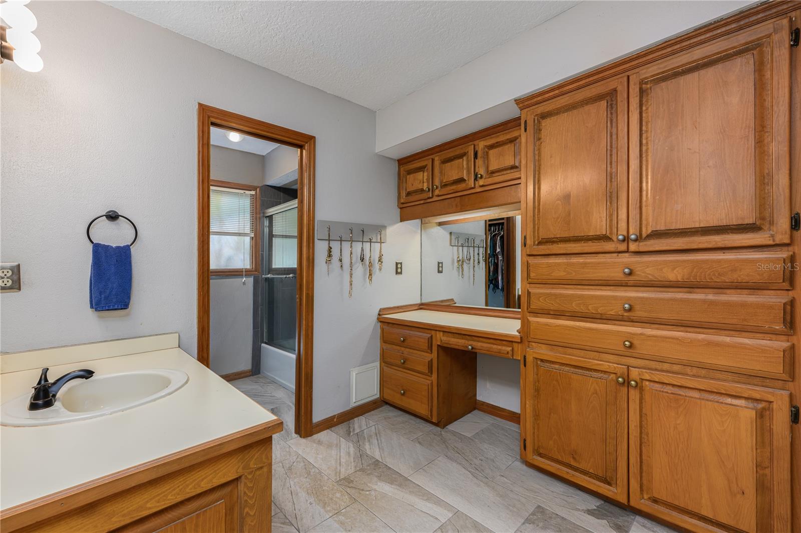 Image 23 of 33 For 985 Willow Run Lane