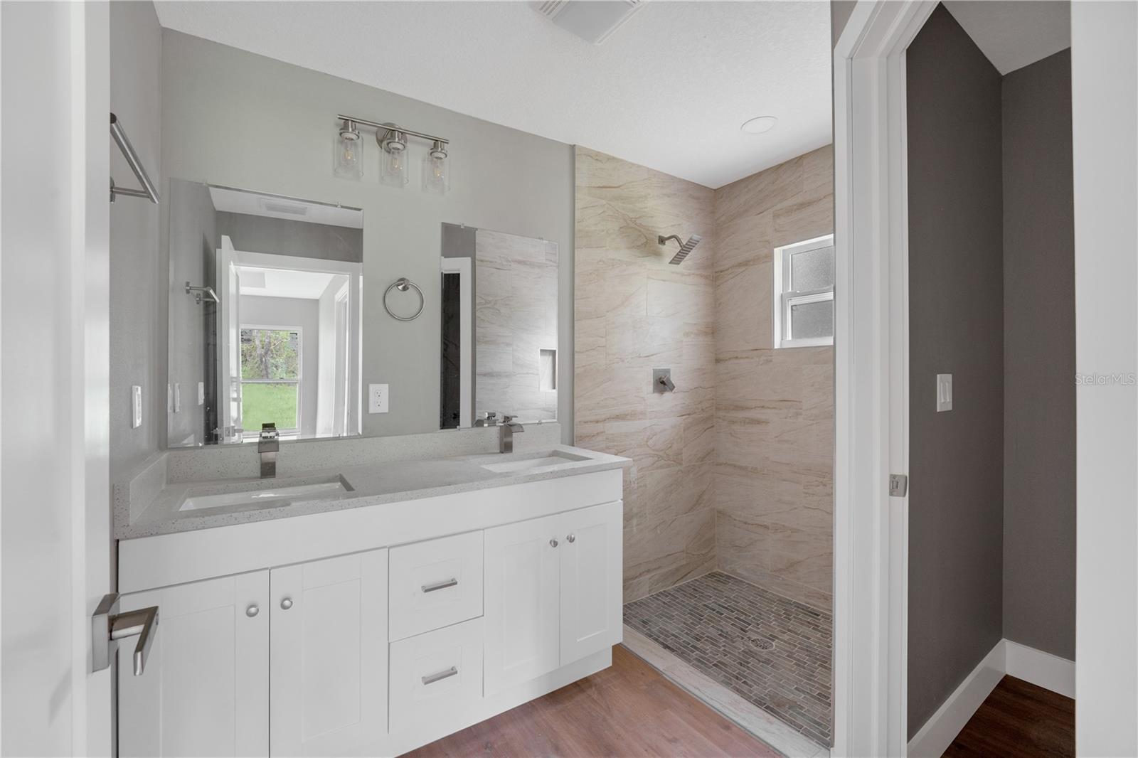Listing photo id 11 for 9299 Tahiti Way