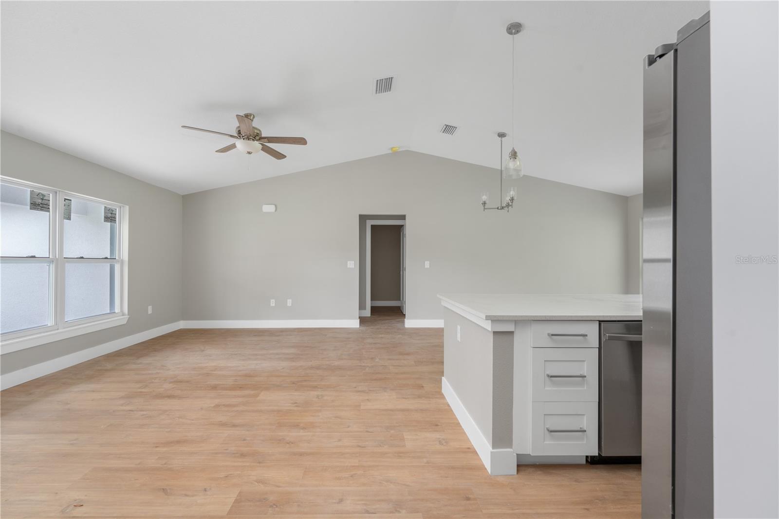 Listing photo id 13 for 9299 Tahiti Way