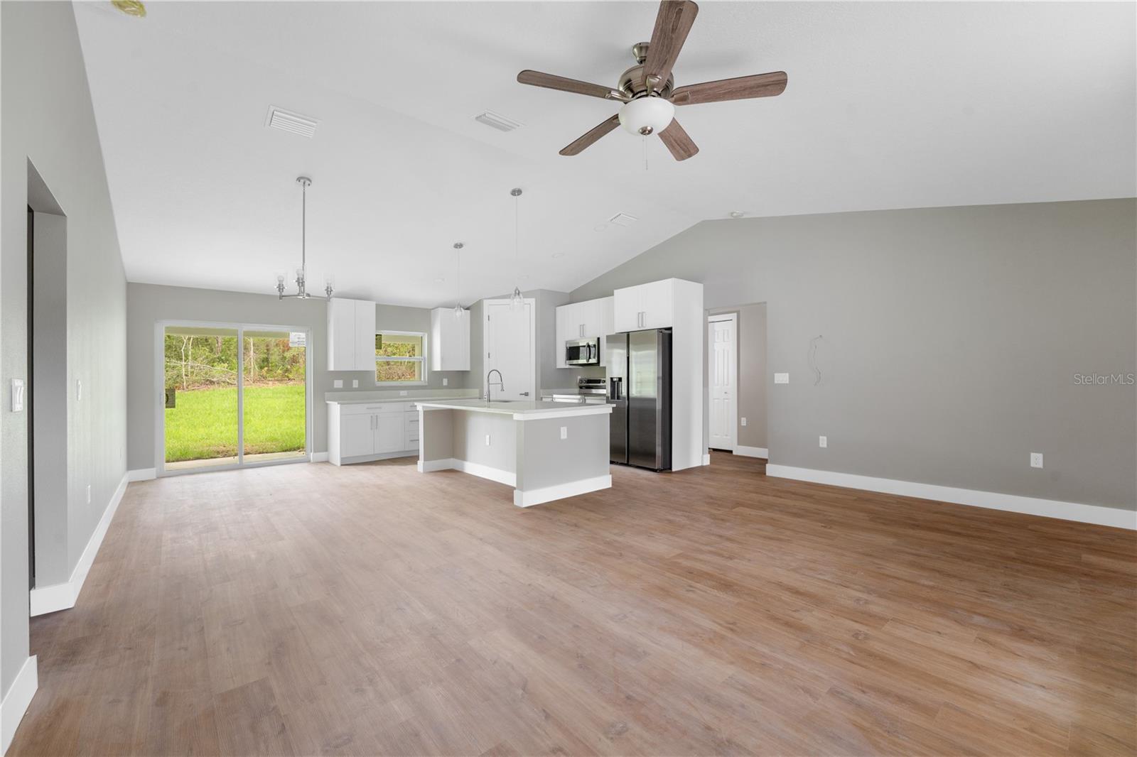 Listing photo id 2 for 9299 Tahiti Way
