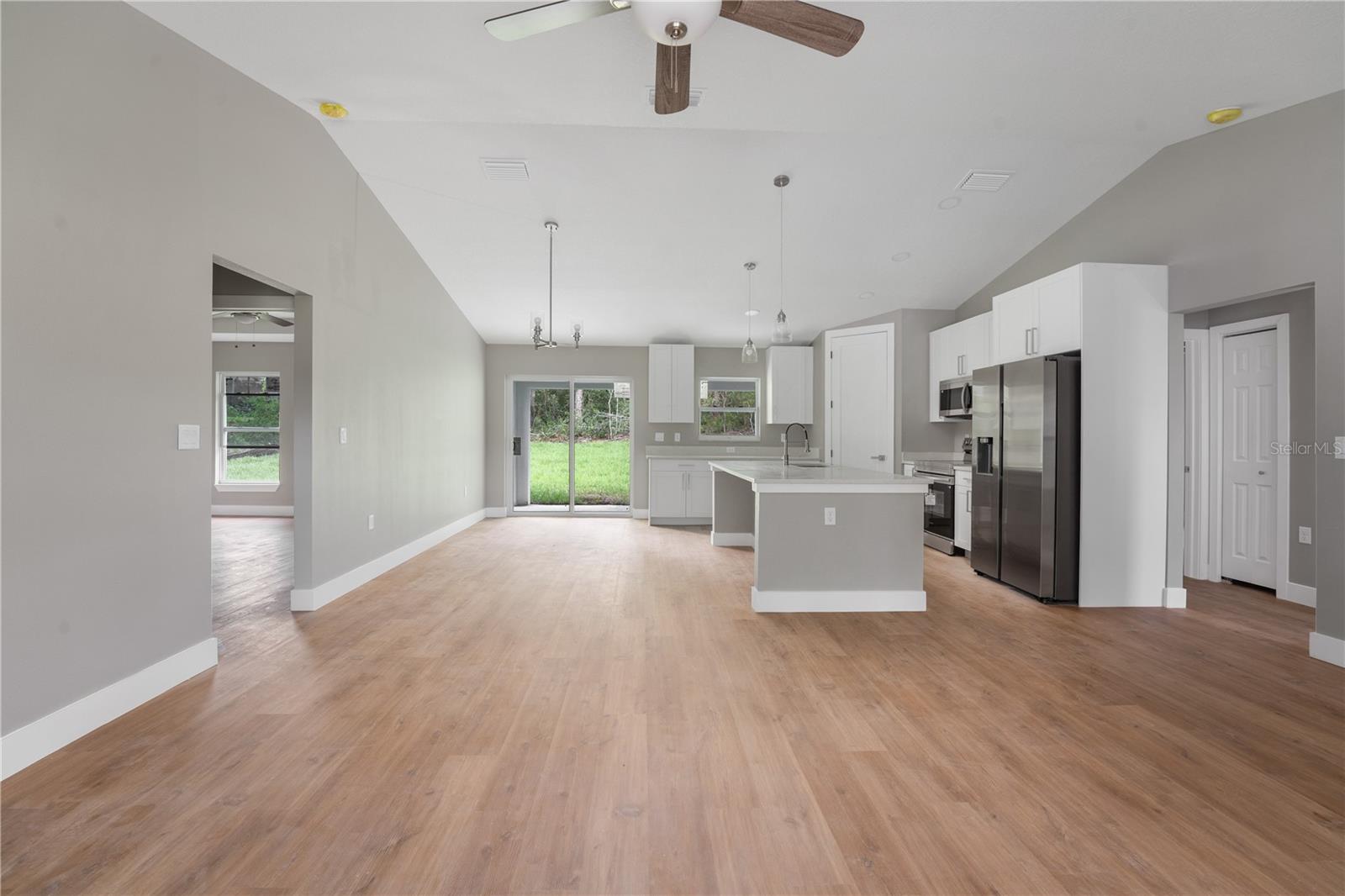 Listing photo id 3 for 9299 Tahiti Way