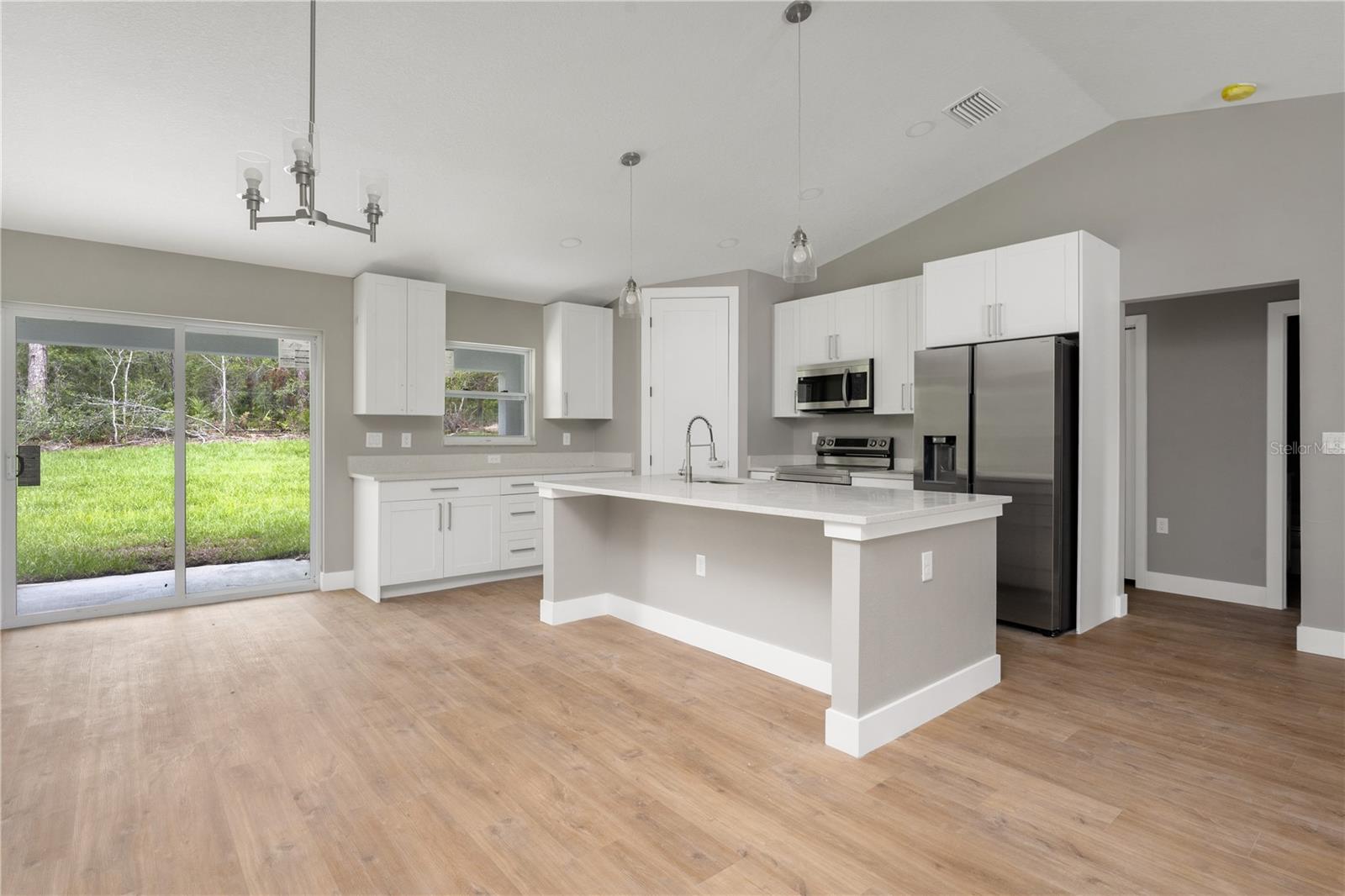 Listing photo id 5 for 9299 Tahiti Way