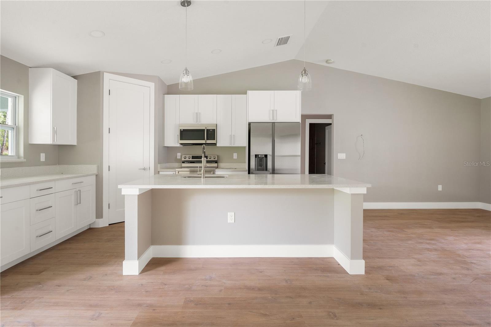 Listing photo id 6 for 9299 Tahiti Way
