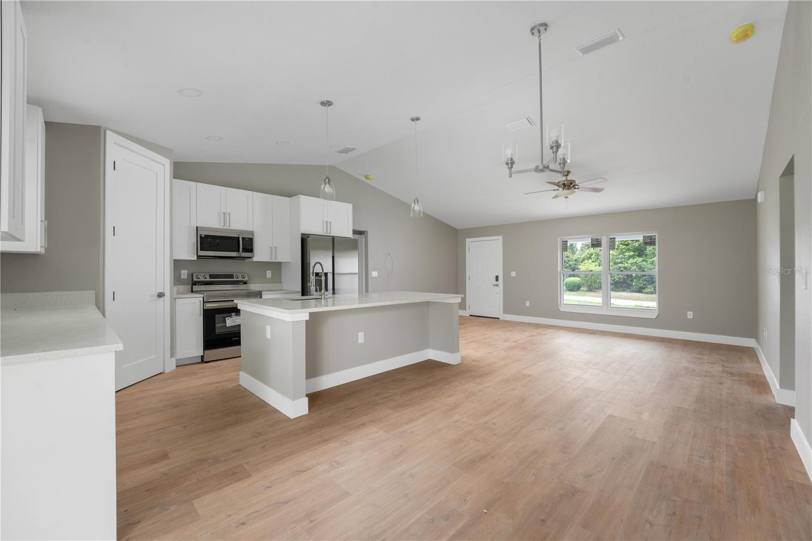 Listing photo id 7 for 9299 Tahiti Way