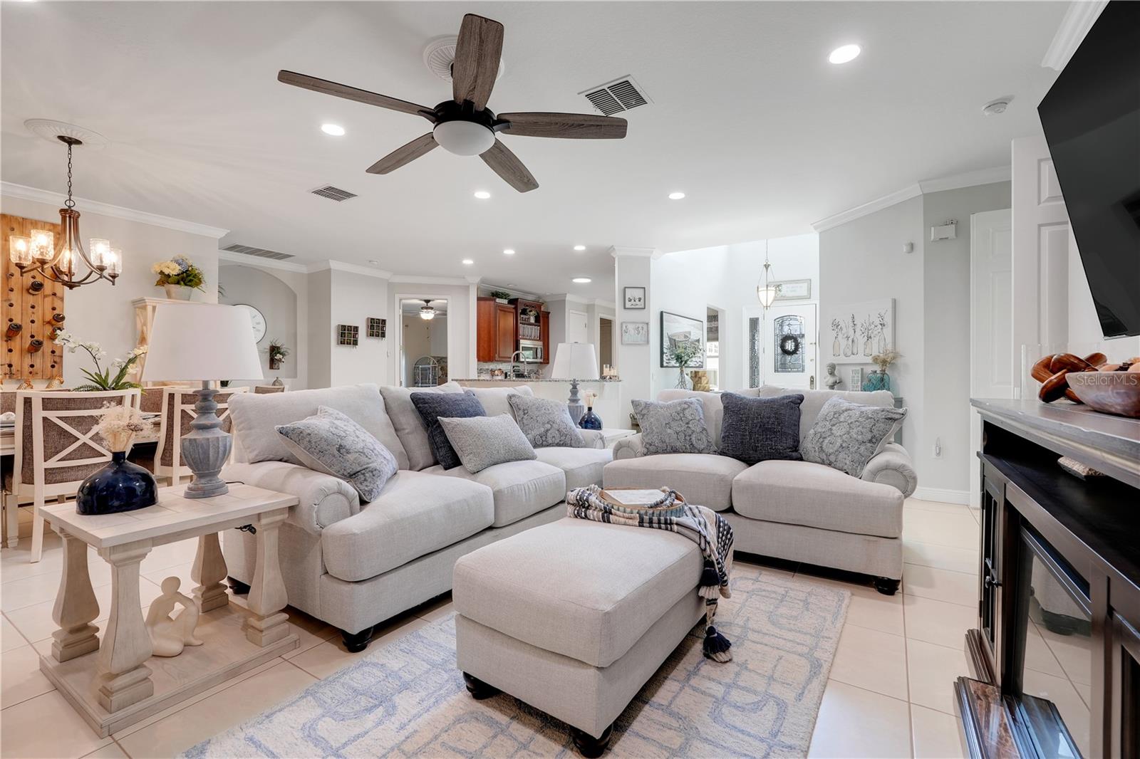 Image 10 of 47 For 217 Lake Cassidy Drive