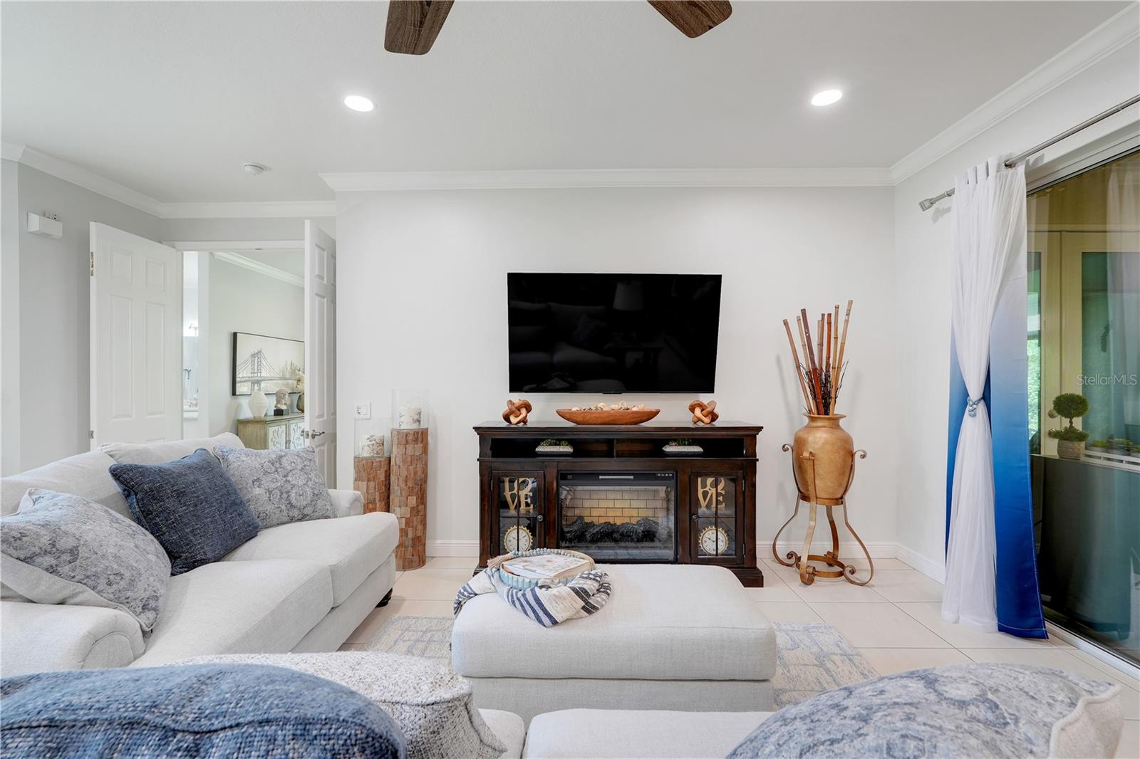 Image 11 of 47 For 217 Lake Cassidy Drive