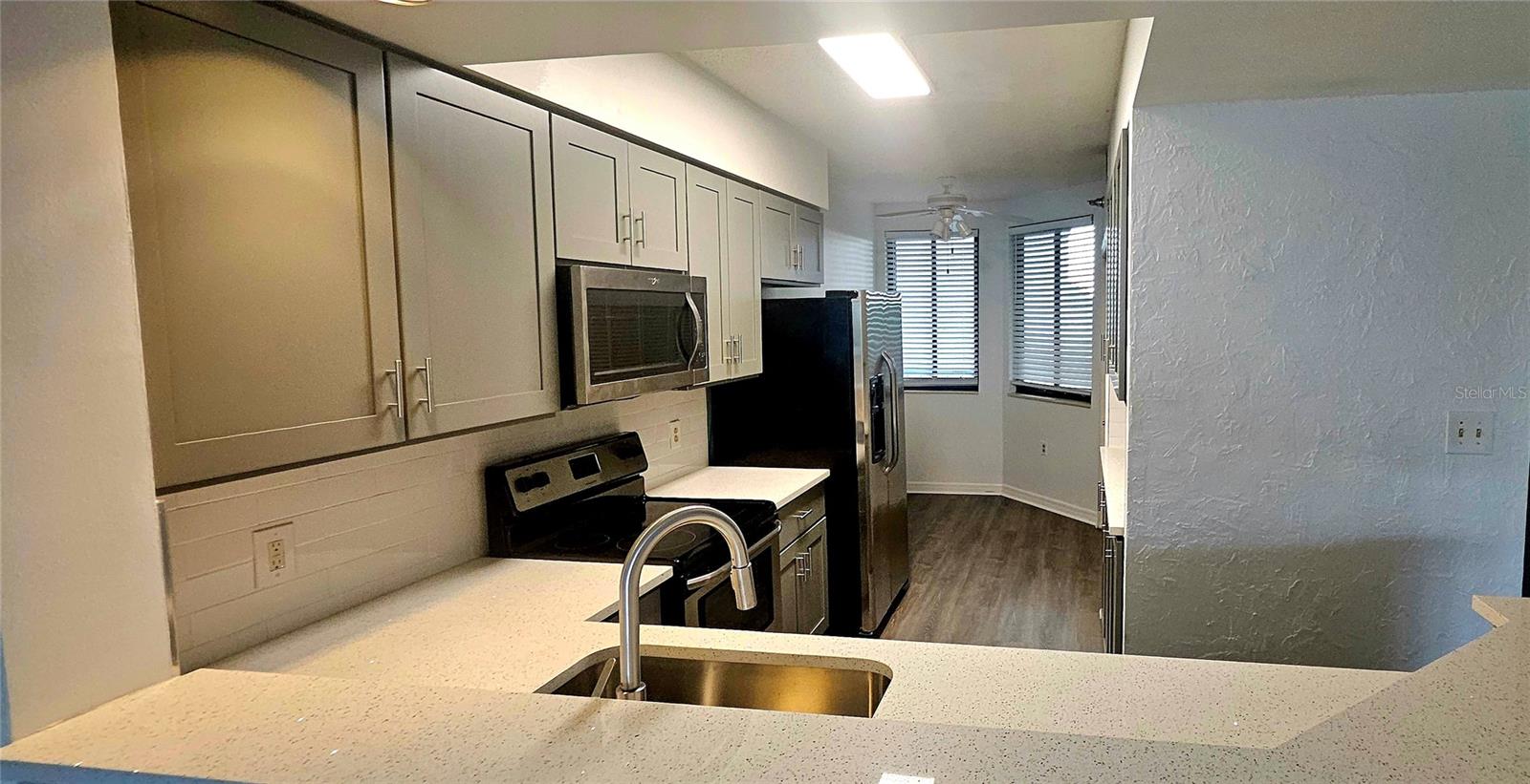 Image 2 of 12 For 401 Robinson Street 4