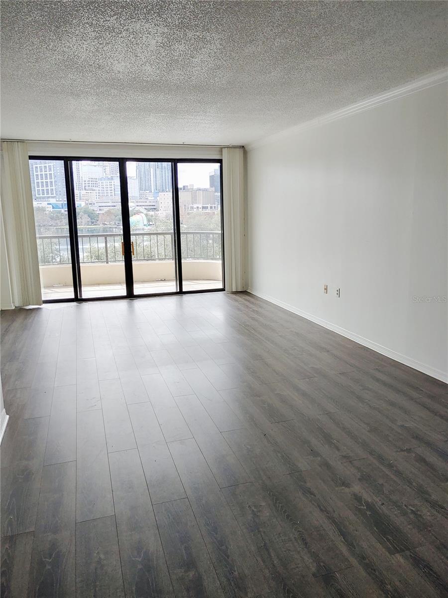 Image 6 of 12 For 401 Robinson Street 4