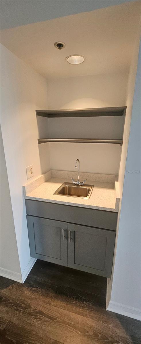 Image 7 of 12 For 401 Robinson Street 4