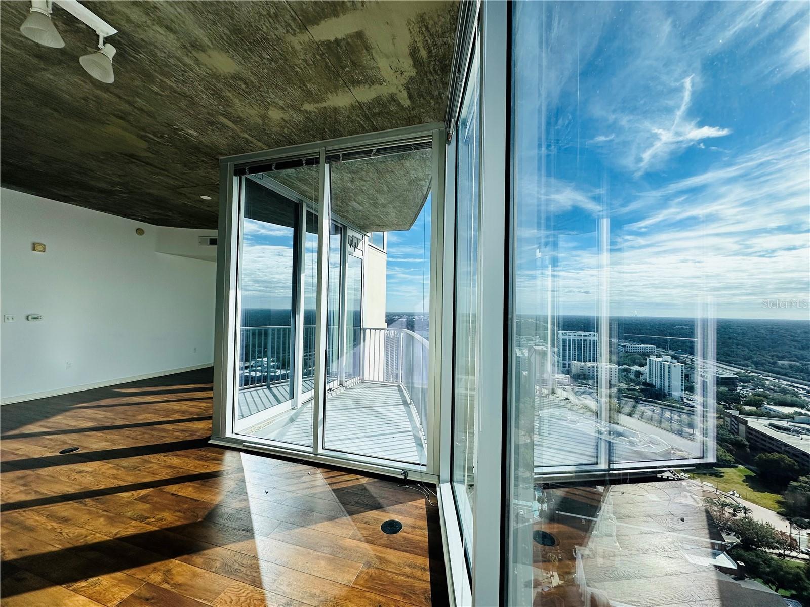 Image 10 of 39 For 155 Court Avenue 2601