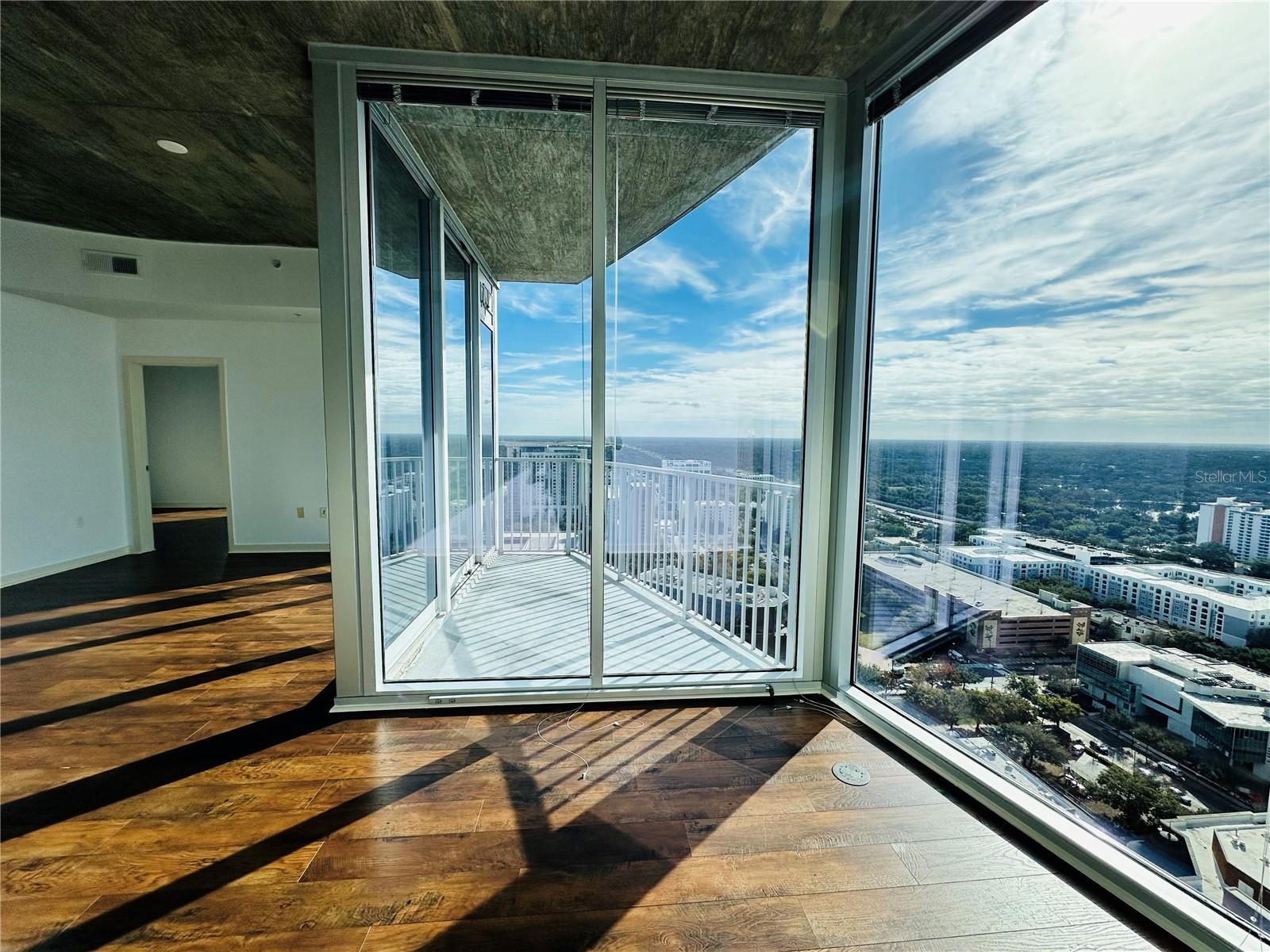Image 11 of 39 For 155 Court Avenue 2601