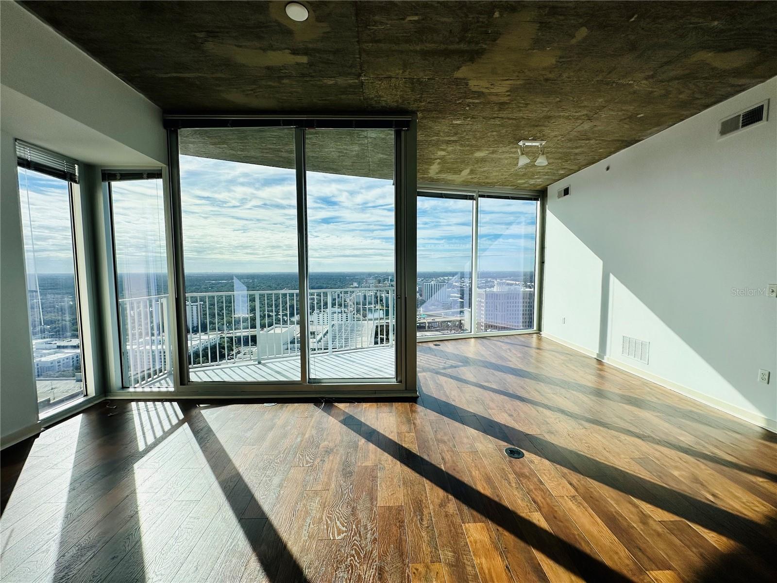 Image 12 of 39 For 155 Court Avenue 2601