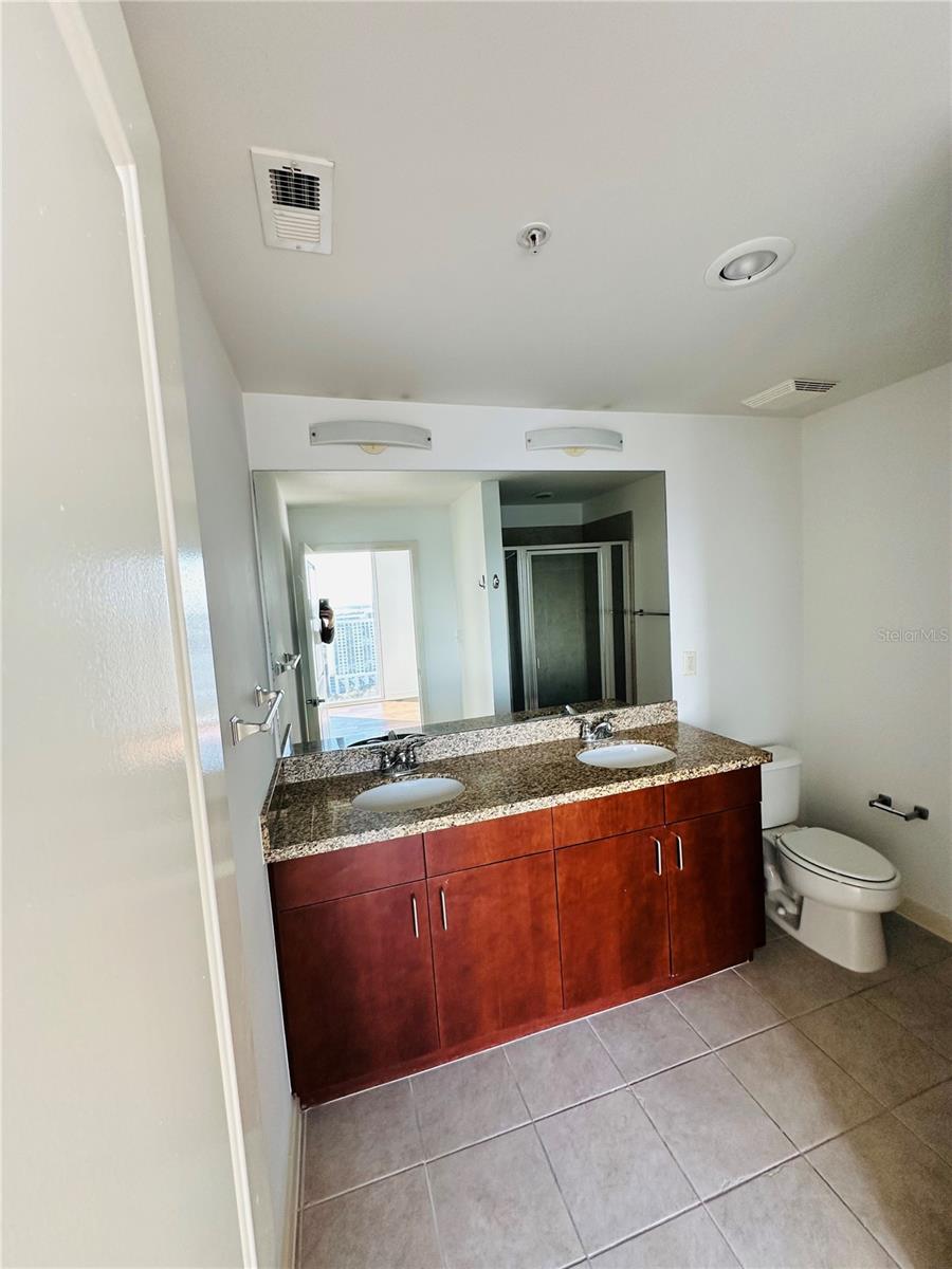 Image 14 of 39 For 155 Court Avenue 2601