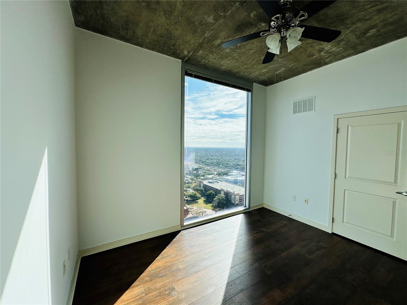 Image 15 of 39 For 155 Court Avenue 2601