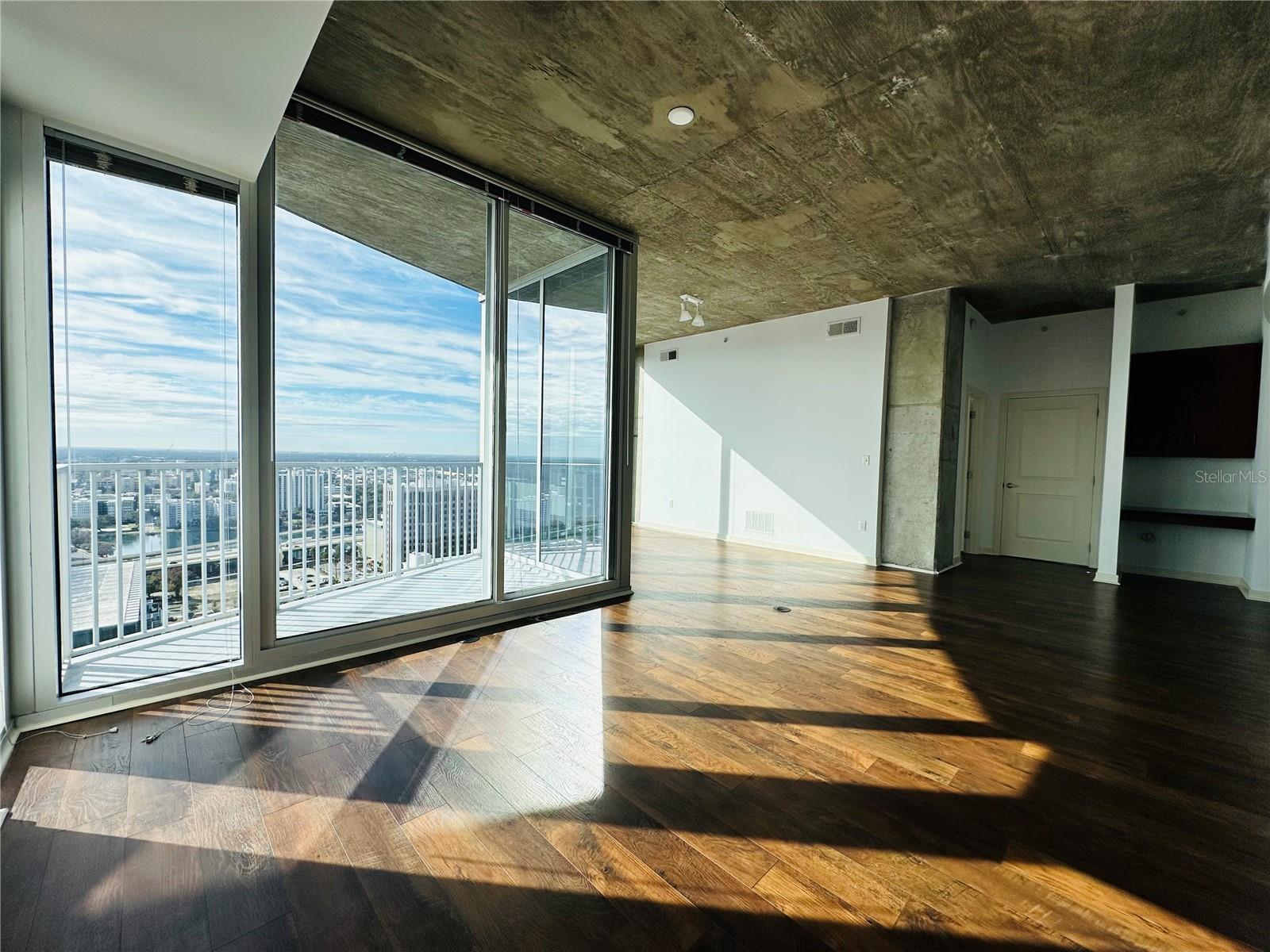 Image 16 of 39 For 155 Court Avenue 2601