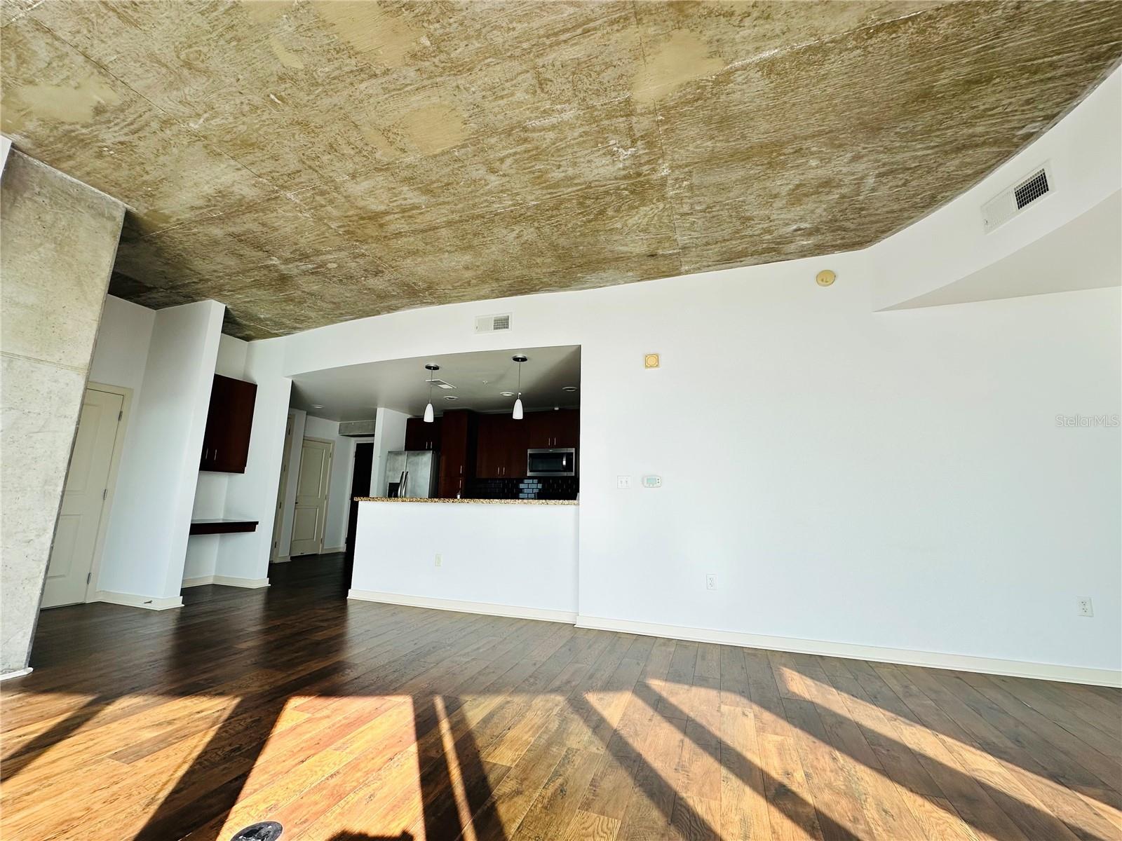Image 21 of 39 For 155 Court Avenue 2601