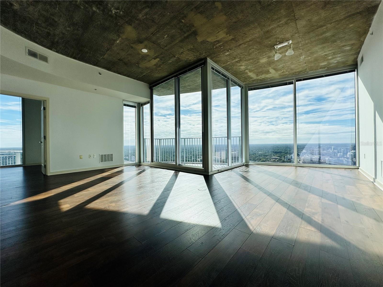 Image 4 of 39 For 155 Court Avenue 2601