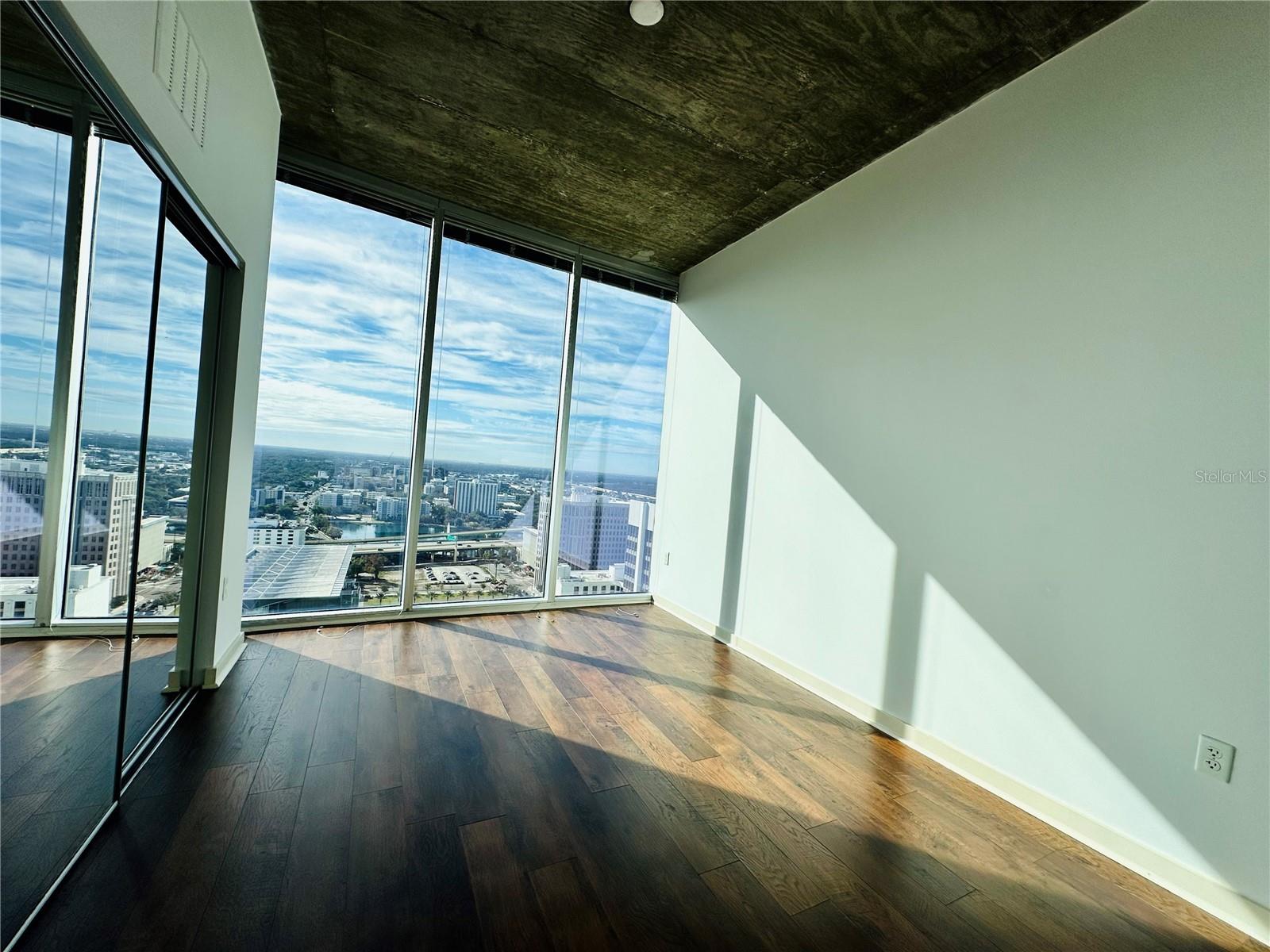 Image 5 of 39 For 155 Court Avenue 2601