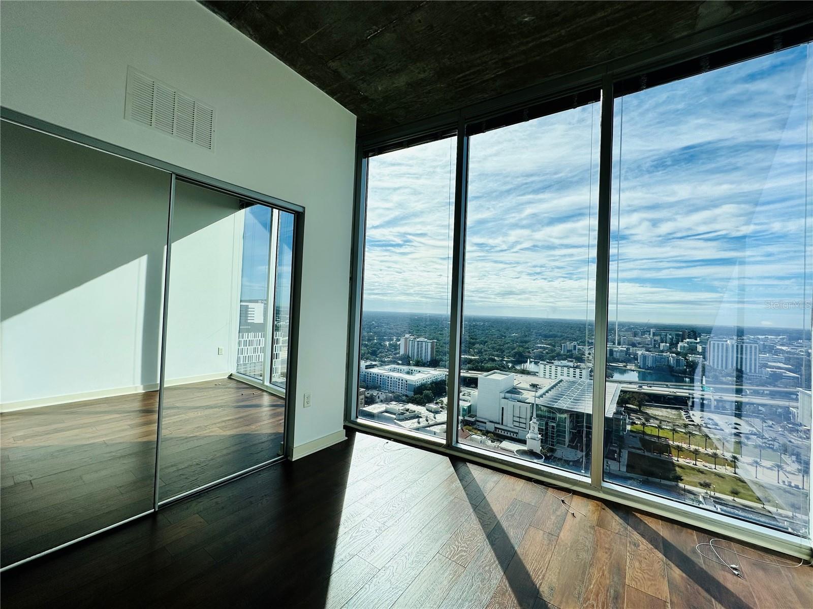 Image 6 of 39 For 155 Court Avenue 2601