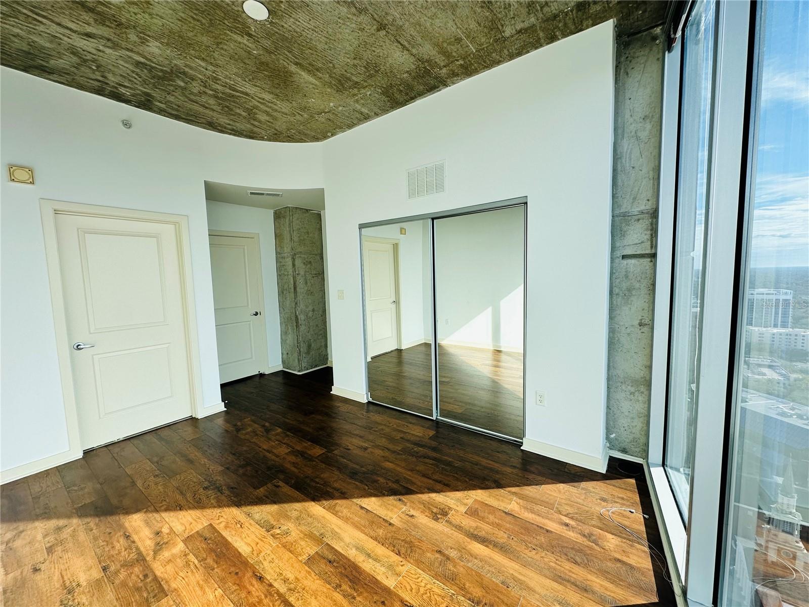 Image 7 of 39 For 155 Court Avenue 2601
