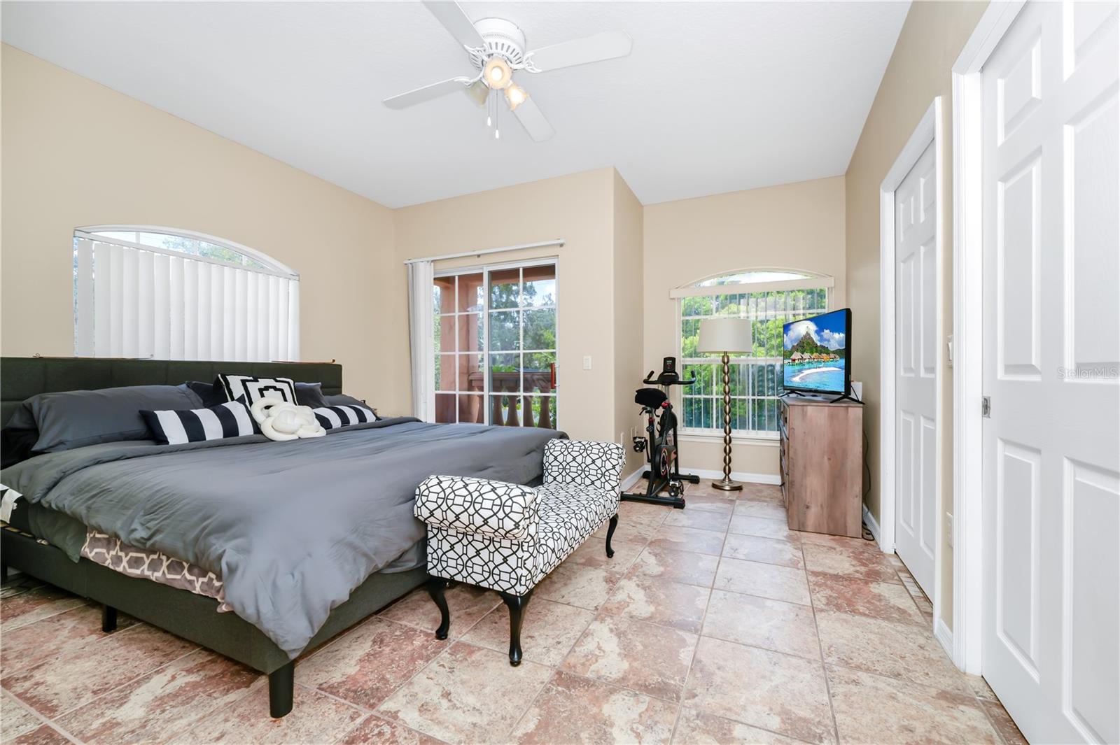 Image 21 of 42 For 1046 Morris Avenue 1046