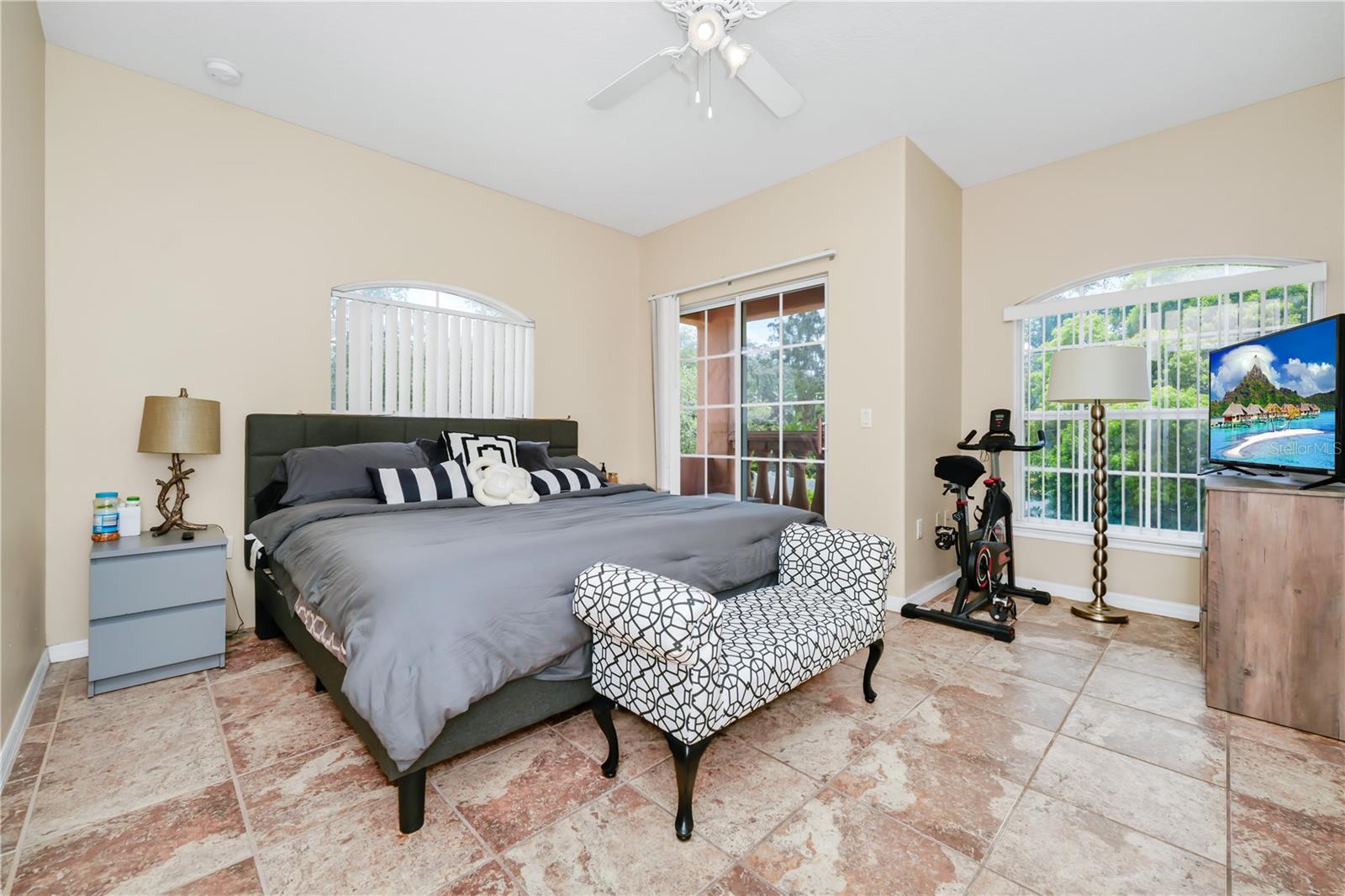 Image 22 of 42 For 1046 Morris Avenue 1046