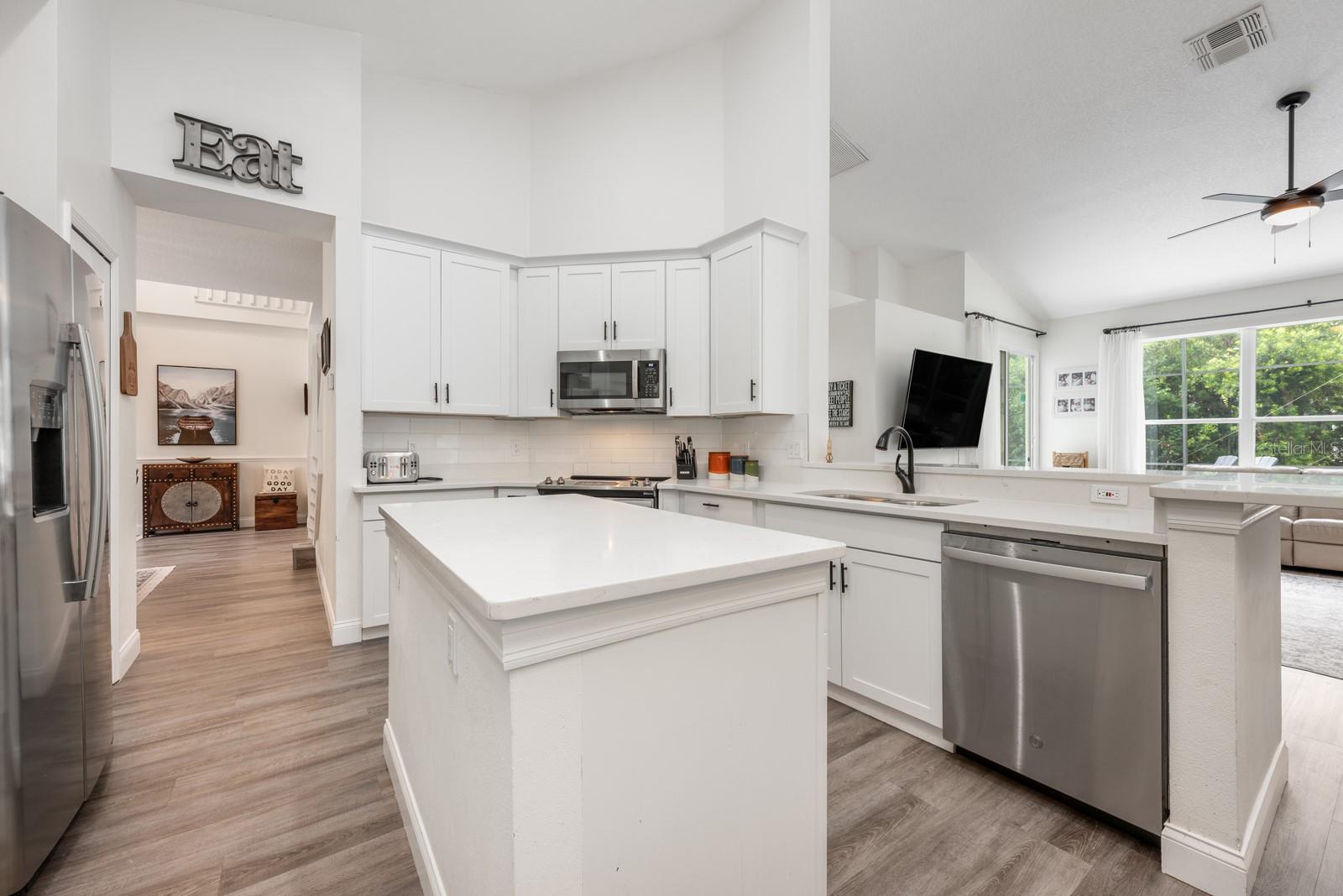 Image 12 of 40 For 10241 Pointview Court